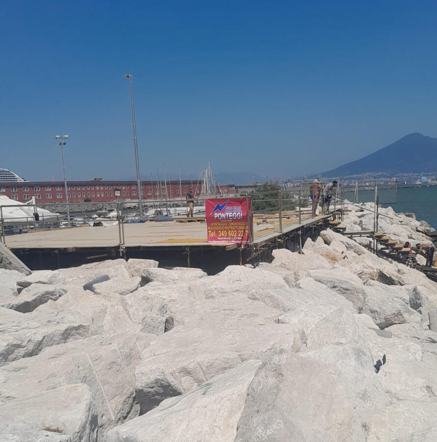Piattaforma in legno sugli scogli a Napoli by New Edil Ponteggi