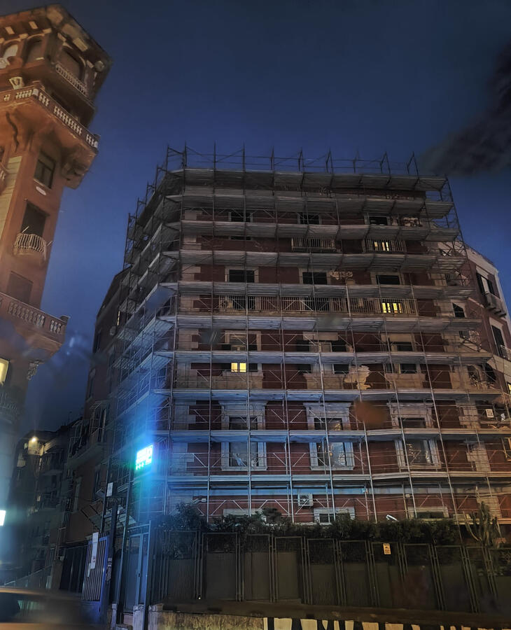 ponteggi di notte su edificio storico, new edil ponteggi
